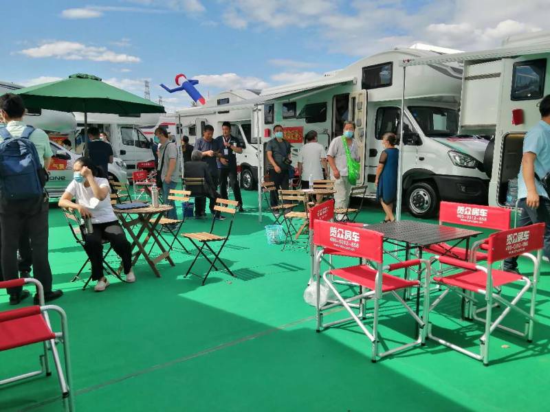 這個(gè)展會真的太熱鬧了，這么多人定房車