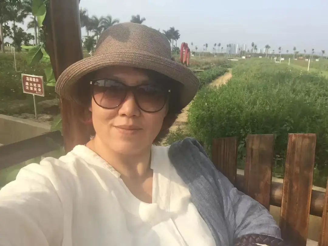 58歲的她，自駕房車旅居，一人兩犬，活成了自己喜歡的樣子