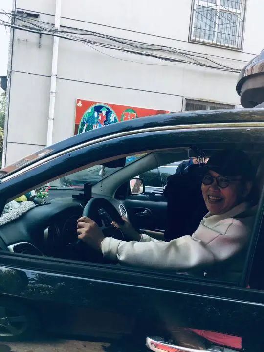 58歲的她，自駕房車旅居，一人兩犬，活成了自己喜歡的樣子
