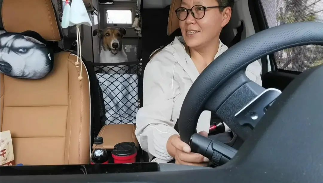 58歲的她，自駕房車旅居，一人兩犬，活成了自己喜歡的樣子