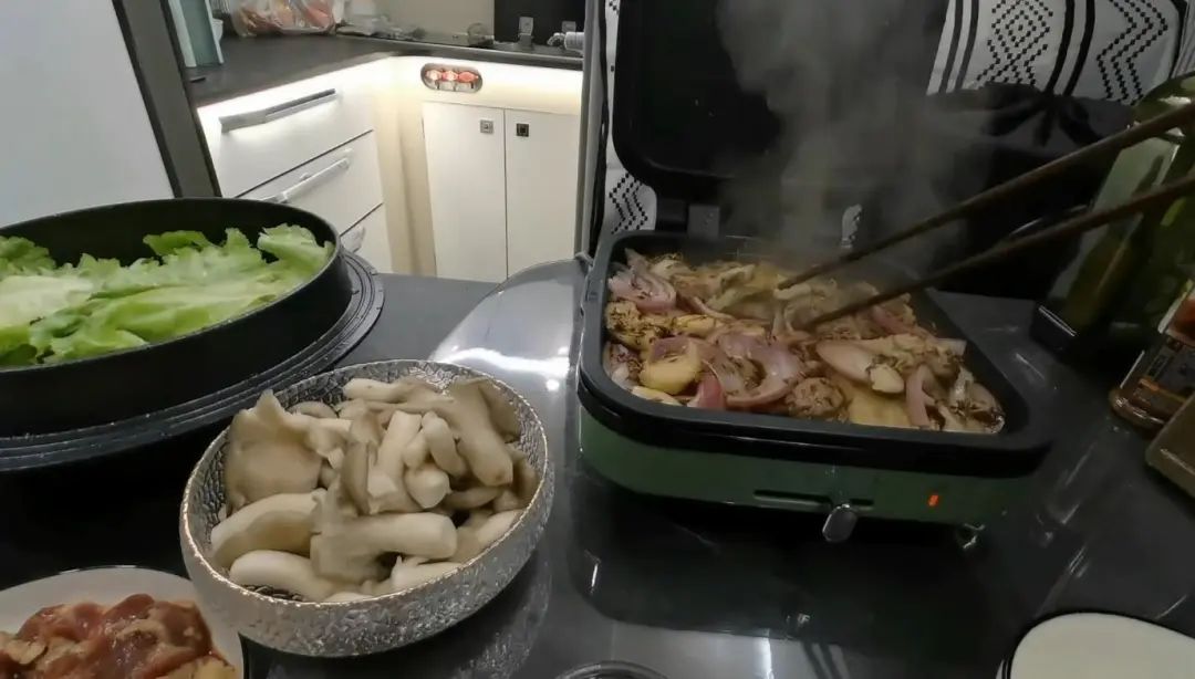 58歲的她，自駕房車旅居，一人兩犬，活成了自己喜歡的樣子