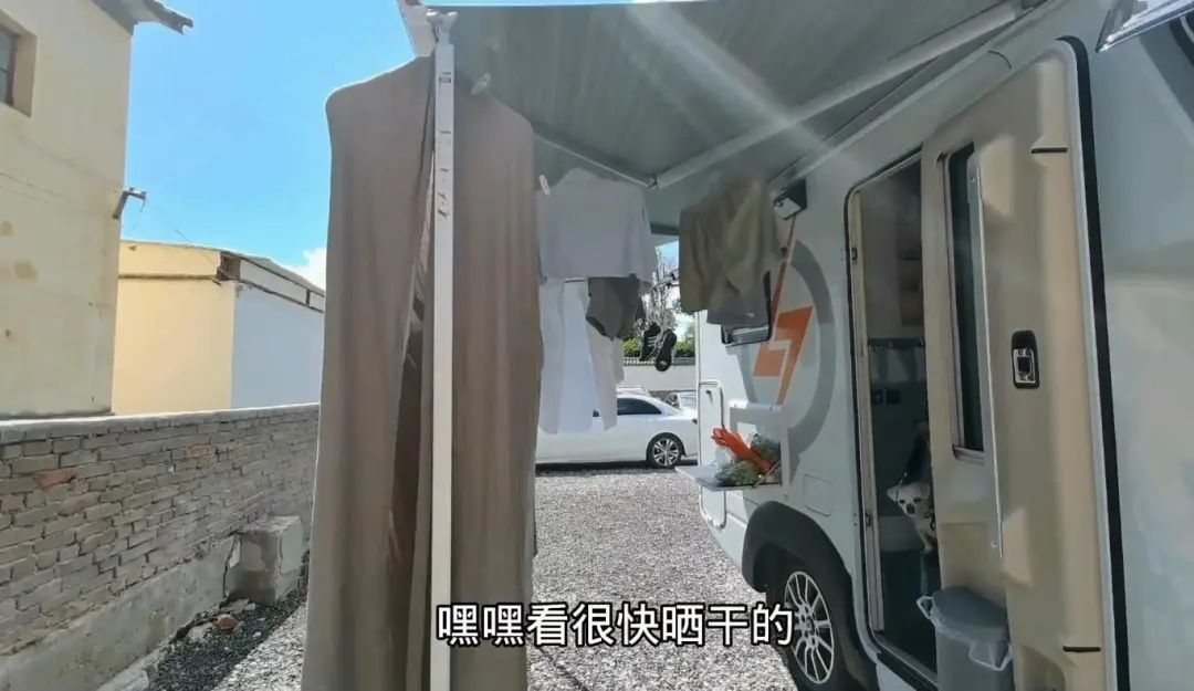 58歲的她，自駕房車旅居，一人兩犬，活成了自己喜歡的樣子